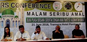 KONFERENSI PERS: Ketua BPD PHRI Kalbar, Yuliardi Qamal (tengah ) bersama IHGMA Kalbar dan PCPI memberikan keterangan pers kegiataan Malam Seribu Amal Serentak yang akan dihelat, Kamis (23/6) besok .
