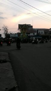Suasana di bundaran ale ale kota ketapang sore menjelang magrib. Lalu lintas dan aktivitas masyarakat paska gempa bumi di Kendawangn terlihat normal.