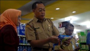 Haryadi Sedang memeriksa Produk Makanan di Salah satu Supermarket Pontianak.(foto:fajar)