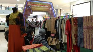 Satu diantara peserta saat memamerkan produk unggulan UKM asal Kalbar pada Festival Produk Indonesia 2016 di Vivacity Mega Mall, Kuching Malaysia, Minggu(12/6/2016). Foto : Deli Borneo