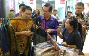 Menteri Muda Pelancongan Sarawak, Datuk Lee Kim Shin (tengah) didampingi Walikota Sarawak Utara Wee Hong Seng (kiri) dan Konsul Jenderal RI untuk Sarawak Malaysia Jahar Gultom (kanan), saat menghadiri Festival produk Indonesia 2016 di Vivacity Mega Mall, Kuching, Malaysia. Foto : Deli Borneo