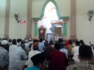 Ratusan Warga Wajok Hilir, Padati Masjid di malam Pertama Ramadhan