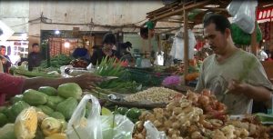 Pedagang Pasar Puring Sedang Melakukan Transaksi Jual Beli.(foto:rizka)