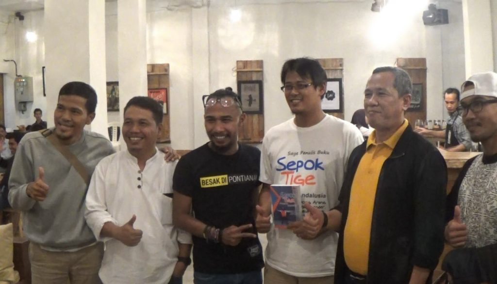 Foto Bersama: penulis buku Sepok Tige, Pay Jarot Sujarwo (berkaos putih) berfoto dengan Ir Zulfadli dan Direktur Pun TV Mursalin usai acara launching buku (19/6/16) foto: tan