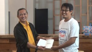 Penyerahan buku dari Pay Jarot Sujarwo kepada Ir Zulfadli secara resmi menandai peluncuran buku Sepok Tige