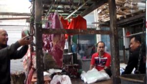 Pedagang Sedang Menggantung daging Untuk Siap Dipasarkan.(foto:Fajar)