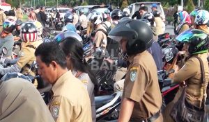 Terlambat Hadiri Upacara, Puluhan PNS Jajaran Pemprov Menunggu Di Luar Pagar