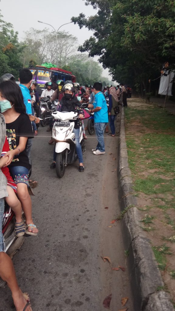 Pontianak Dikepung Asap, KNPI Kalbar Bagi Masker Gratis