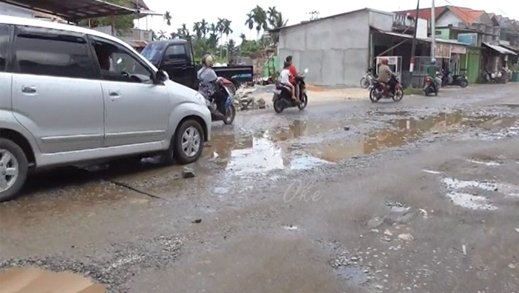 Giliran Warga Sungai Rengas Yang Mengeluhkan Jalan Rusak