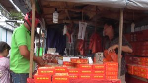 Pedagang Kue Bulan Mulai Bermunculan Di Jalan Gajahmada