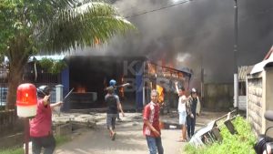 Si Jago Merah Hanguskan Toko Kelontong Dan Rumah Boneka