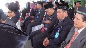 Lagi, Sejumlah Pegawai Mengobrol & Jongkok Bahkan Ada Yang Tertidur Ketika Upacara