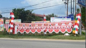 Penjual Pernak Pernik HUT RI Percantik Kota Sekadau