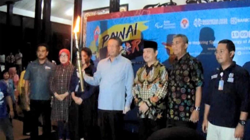 100.000 Warga Meriahkan Pawai Obor Api Asian Para Games 2018