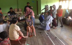 Belasan Warga Desa Gurung Kempadik Ikut Pelatihan Salon Kecantikan