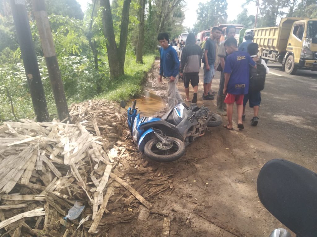 Nyalip Mobil, Dua Pelajar SMP Tewas Hantam Truk