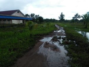Musim Hujan, Pelajar SMKN 1 Kubu Berjibaku dengan Lumpur