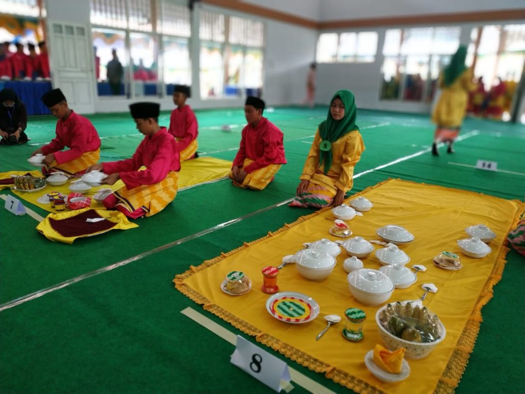 Perkenalkan Budaya Saprahan di Kalangan Generasi Muda
