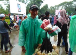 Penjual Mantel Ketiban Rezeki di Aksi Bela Tauhid