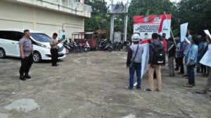 Khawatir Anarkis, Polisi Kawal Warga Kumpai dan Tebang Kacang