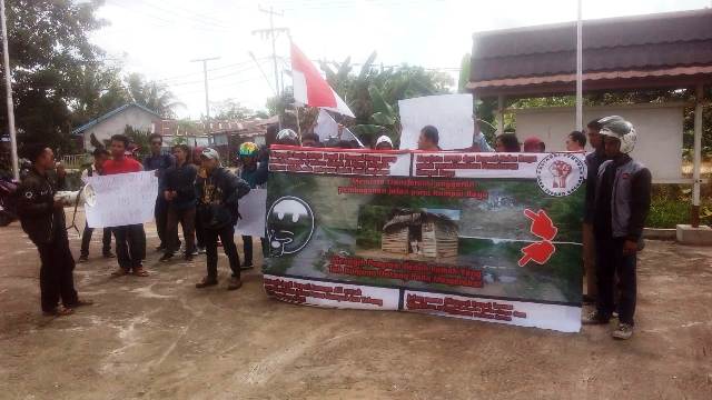 Warga Kumpai dan Tebang Kacang Tagih Janji Rusman Ali