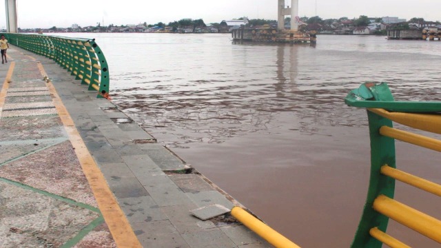 HANCUR!!! Pagar Waterfront Kite Ditabrak Kapal Oleng