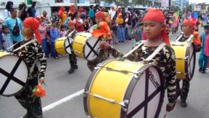 Meriahnya Drumband dan Fashion Road Semarak HUT Kota