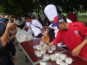 1000 Bubur Ikan di Car Free Day Pecahkan Rekor