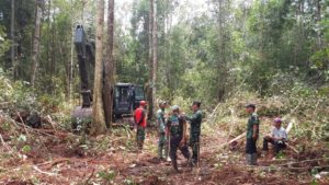 Berpuluh Tahun Terisolir, TNI Bangun Jalan Warga Desa Bagan Asam