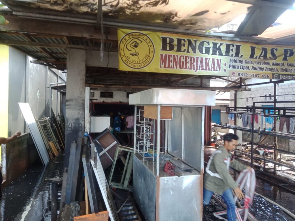 Bengkel Las di Suwignyo Terbakar