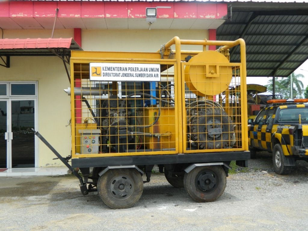 Pompa Air Jumbo Atasi Banjir di Landasan Pesawat