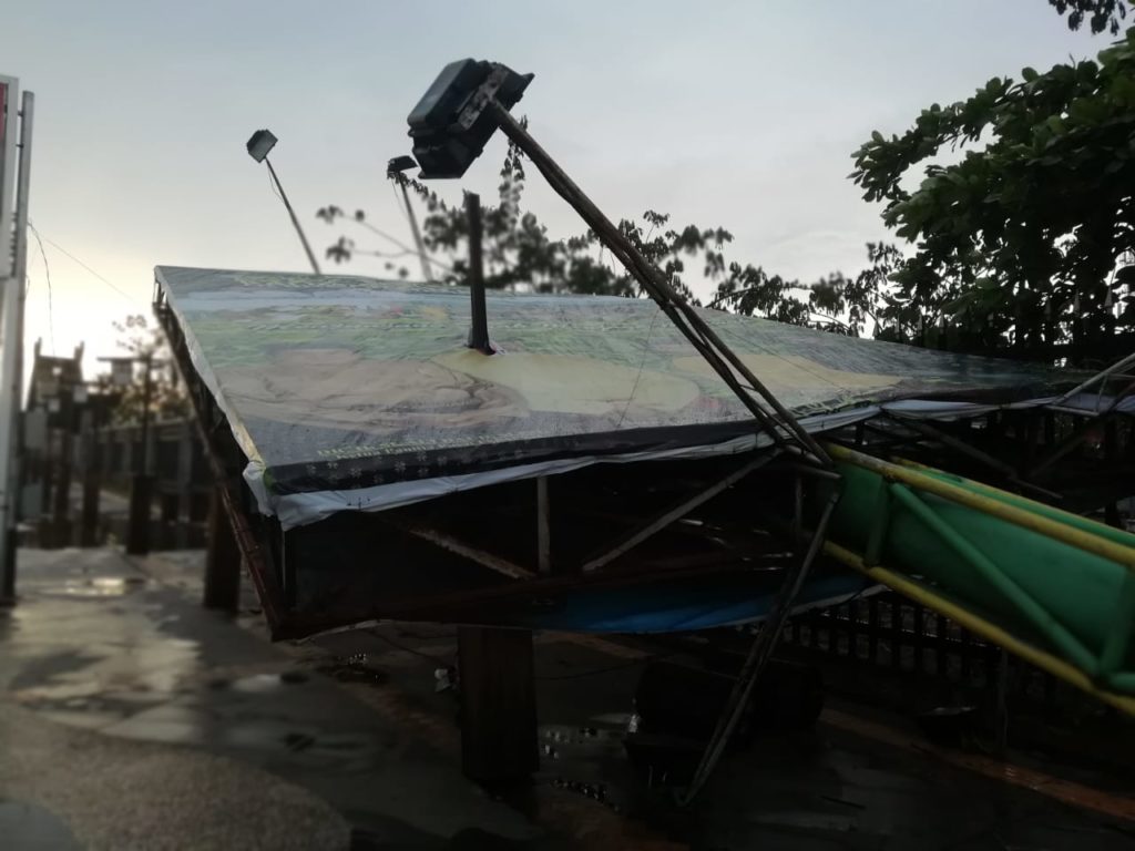 Awas! Reklame Jumbo Roboh Dihantam Angin