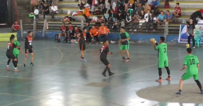 Partai final bola tangan Porprov Kalbar ke-XII mempertemukan tim putra Kabupaten Kubu Raya (kostum hijau) dengan tim Kabupaten Ketapang (kostum hitam), di GOR Pangsuma Pontianak, Selasa (20/11). Foto Zein