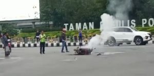 Diduga Radiasi HP, Sepeda Motor Terbakar Saat Dikendarai