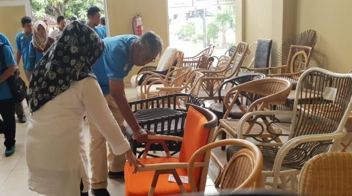 Bupati Sintang dr. H. Jarot Winarno,M.Med.Ph saat kunjungan ke Unit Pelaksana Teknis Daerah (UPTD) Industri Pangan, Olahan dan Kemasan di Satuan Pelayanan (Satpel) Pengembangan Industri Rotan Cirebon, Jawa Barat. Foto Dok Pemkab Sintang