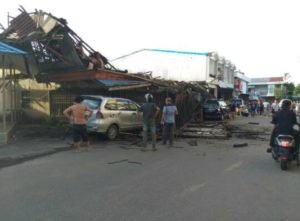 Waduh! Ruko Tua Ambruk Timpa Dua Mobil