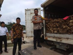 Kelabui Polisi, Ratusan Kayu Olahan Diangkut Mobil Boks