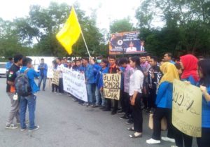 Aksi Damai Ormawa IKIP Peringati Hari Guru