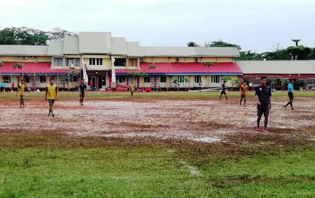 ADUH BECEK! Pemain Kerap Jatuh, Matanya Keciprat Lumpur
