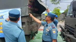 Komandan Lantamal XII Lepas Dua Truck Bantuan Untuk Korban di Sulteng