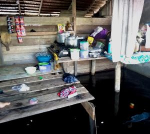 Seminggu Banjir, Seminggu Pula Liawati Tinggal di Atas Parak