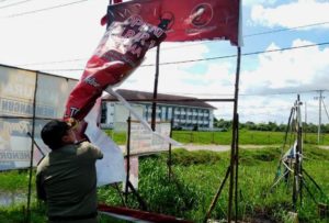 Ratusan Baliho dan Spanduk Caleg Salah Tempat Dicopot