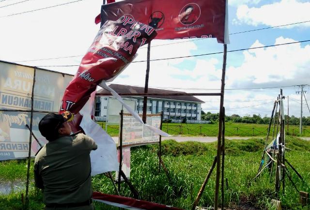 Ratusan Baliho dan Spanduk Caleg Salah Tempat Dicopot