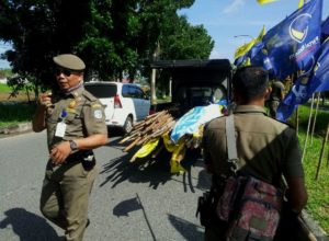 Satpol PP Kubu Raya Tertibkan Bendera Parpol