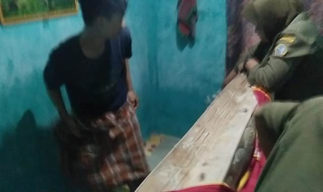 Hindari Razia, Pria Ini Melengkung Sembunyi di Bawah Tempat Tidur