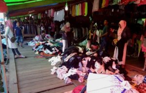 Meski Cuaca Terik, Pembeli Lelong Robo’ Robo’ Tetap Ramai