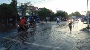 Terendam Banjir! Pengendara Takut Motor Bakal Mogok