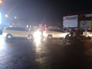 Macet! Kendaraan Saling Serobot di Lampu Merah Pasar Flamboyan