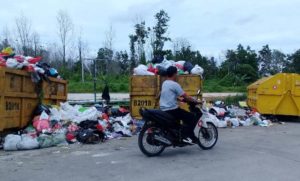 Pasukan Pengangkut Mogok Lagi, Sampah di TPS Bertabur Lagi