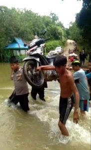 Ini Video Polisi bersama Warga Pikul Kendaraan Lewati Banjir
